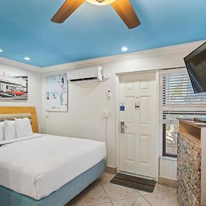 Chambre Lit Queen-Size avec Coin Cuisine